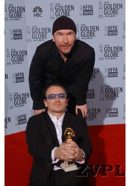 Bono in The Edge z nagrado za naj song (The Hands That Built America)