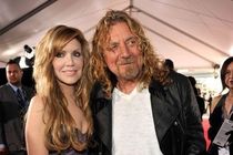 Robert Plant in Alison Krauss, zmagovalca letošnjih Grammyev (foto Kevin Mazur / Wireimage, vir Facebook.com) - thumbnail