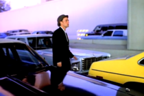 Michael Stipe v videospotu Everybody Hurts zasedbe R.E.M. - thumbnail