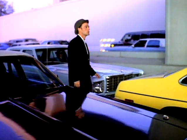 Michael Stipe v videospotu Everybody Hurts zasedbe R.E.M.
