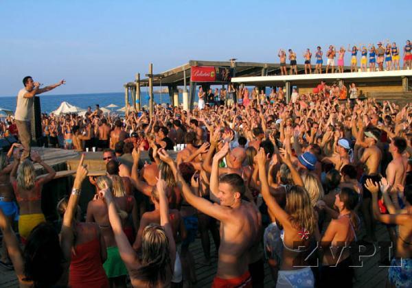 Kingstoni na Beach-partyu na Kreti