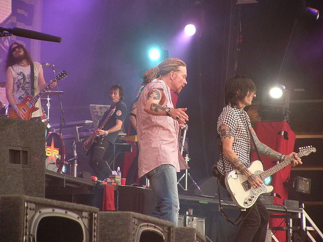 Guns N Roses na odru - Richard Fortus skrajno desni (vir Wikipedia)