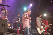 Guns N Roses na odru - Richard Fortus skrajno desni (vir Wikipedia) - thumbnail