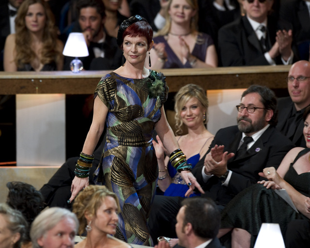 Sandy Powell je prejela Oscarja za kostumografijo za film The Young Victoria / foto: Matt Petit / ©A.M.P.A.S.