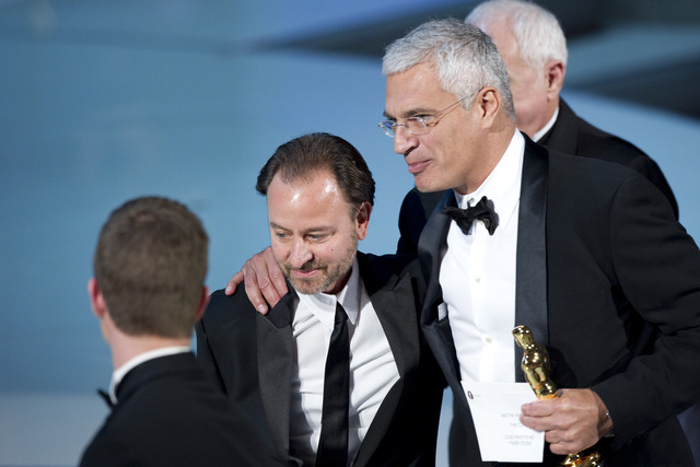 Fischer Stephens in Louie Psihoyos sta prejela Oscarja za celovečerni dokumentarni film: The Cove / foto: Matt Petit / ©A.M.P.A.S.