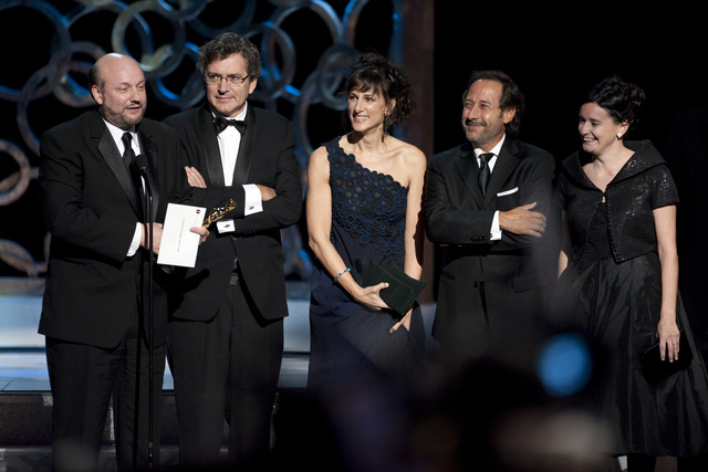 Juan Jose Campanella z Gerardo Herrero, Mariela Besviesky, Guillermo Francella prejme nagrado za tuje jezični film The Secret in Their Eyes (El Secreto de Sus Ojos) / foto: Michael Yada / ©A.M.P.A.S.