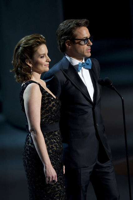 Tina Fey in Robert Downey Jr. sta predstavljala malo starejšo generacijo na 82. Oscarjih / foto: Matt Petit / ©A.M.P.A.S.