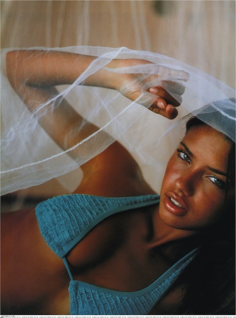 Adriana Lima na plaži - Vogue, Oct 2000