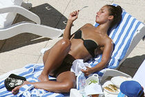 Alicia Keys ob bazenu - thumbnail