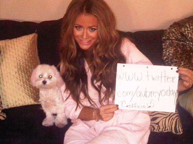 Aubrey O'Day poromovira svojo vlogo v Peepshowu / vir: twitpic.com