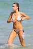 Katrina Bowden v bikiniju na plaži - thumbnail