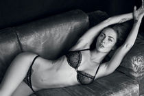 Megan Fox spet reklamira spodnje perilo Emporio Armani - thumbnail
