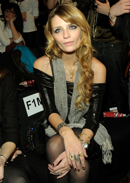 Mischa Barton si z rokami zakriva strgane najlonke