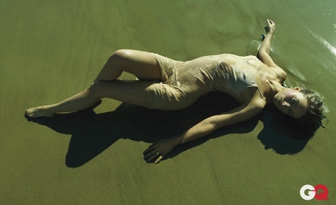 Olivia Wilde mokra na plaži / vir: gq.com / foto: Peggy Sirota