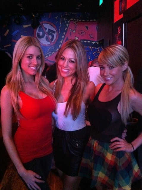 @SaraUnderwood @IAMJESSICAHALL @HEATHERRAEYOUNG se pripravljajo na Super Bowl. Super, mar ne!