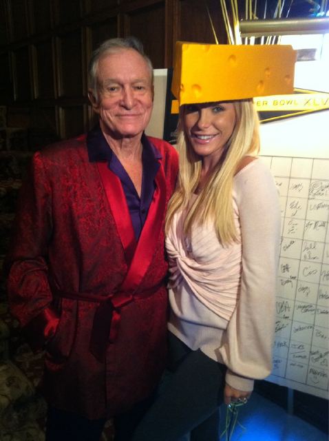 @crystalharris v objemu Hefa, pravega @hughhefner-ja!