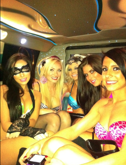 @MsTierraLee  s prijateljicami na poti v Kandy Masquerade v Playboy Mansion.