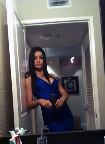 @GamerNextDoor je praznovala ne-Valentinovo ... v modri obleki!