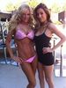 @JessaLynnHinton je pokazala svoje (in prijateljičino) seksi telo v bikiniju in se spomnila starega oglasa za Coppertone. - thumbnail