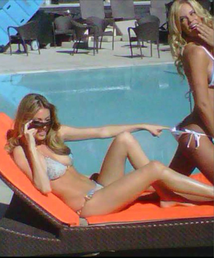 @JessaLynnHinton je pokazala svoje (in prijateljičino) seksi telo v bikiniju in se spomnila starega oglasa za Coppertone.