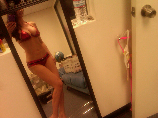 @MissNov98 v rdečem bikiniju za Valentinovo