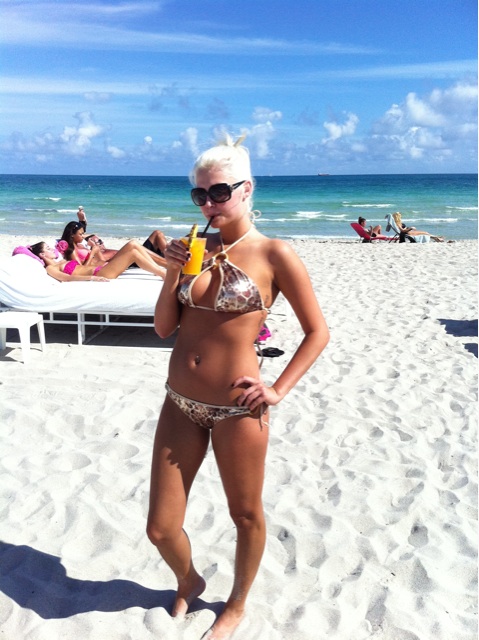 @KristinaShn1 se je odpravila na plažo, kjer vedno paše hladen koktajl.