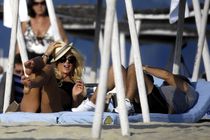 Victoria Silvstedt masturbirala na plaži? - thumbnail
