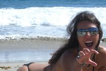 Adrianne Curry na plaži v Malibuju / vir: twitpic.com - thumbnail