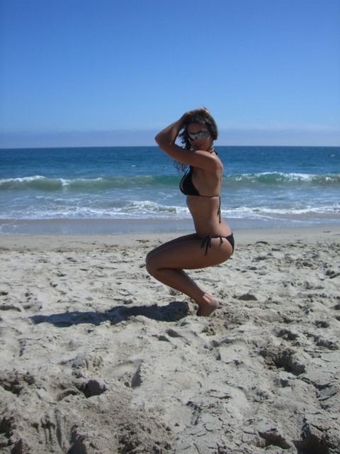 Adrianne Curry kot Betty Page na plaži / vir: twitpic.com