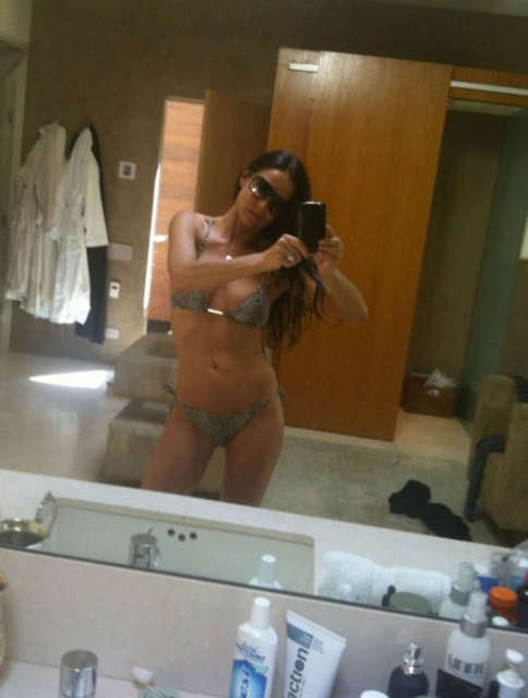 Demi Moore v bikiniju na Twitterju / vir: TwitPic
