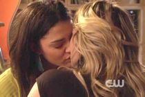 Hilary Duff in Jessica Szohr - lezbični poljub v Gossip Girl / vir: egotastic.com - thumbnail