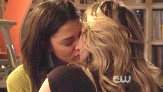 Hilary Duff in Jessica Szohr - lezbični poljub v Gossip Girl / vir: egotastic.com