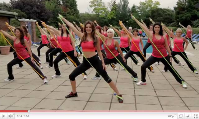 Kelly Brook telovadi z Jukari Fit To Flex / vir: YouTube