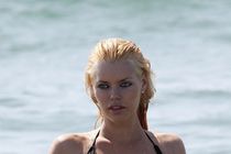 Sophie Monk pokazala bradavičko na plaži - thumbnail