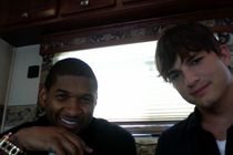 Usher in Ashton Kutscher / vir: twitpic.com - thumbnail